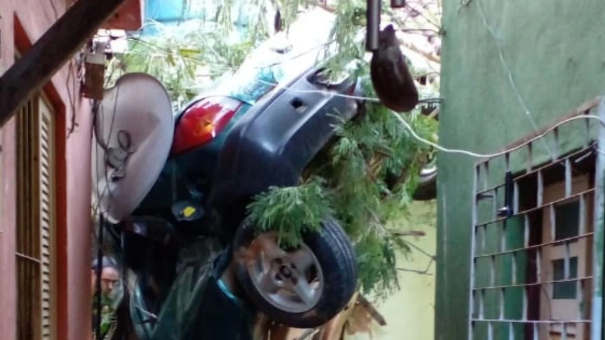 Carro desgovernado invade derruba parede e invade casa em Cachoeiro