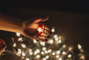Instalar iluminação de Natal em casa requer segurança