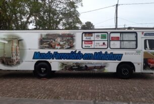 Cidade em miniatura construída em um ônibus atrai a atenção de crianças e adulto