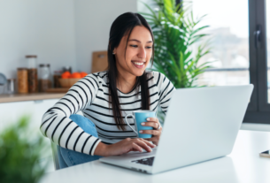 A busca por flexibilidade financeira e a possibilidade de trabalhar de qualquer lugar do mundo impulsionam cada vez mais pessoas a explorarem as diversas avenues de como ganhar dinheiro na internet em 2025