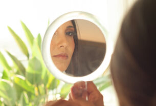 Dermatologista explica cuidados essenciais com a pele