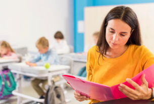 Mulheres predominam nas escolas, mas desafios persistem