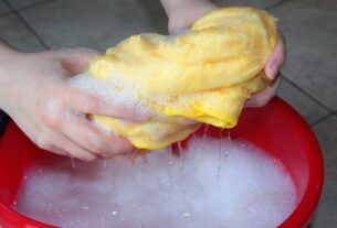 Manusear produtos de limpeza requer cuidados importantes