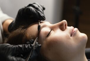 Transplante de fios longos transforma sobrancelhas