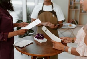 Abrasel lança cartilha “Garçom Nota 10” para qualificação