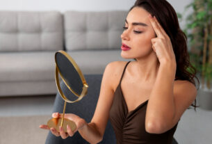 Cirurgião explica a cirurgia que reposiciona as sobrancelhas