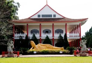Templo Budista Chen Tien atrai turistas em Foz do Iguaçu