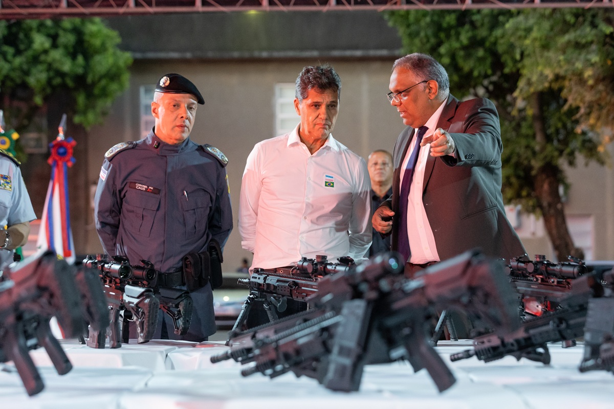 Ricardo Ferraço confirma entrega de 1.039 fuzis e viaturas à Polícia Militar