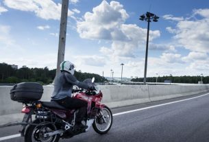 Moura lista erros na manutenção da bateria para motos