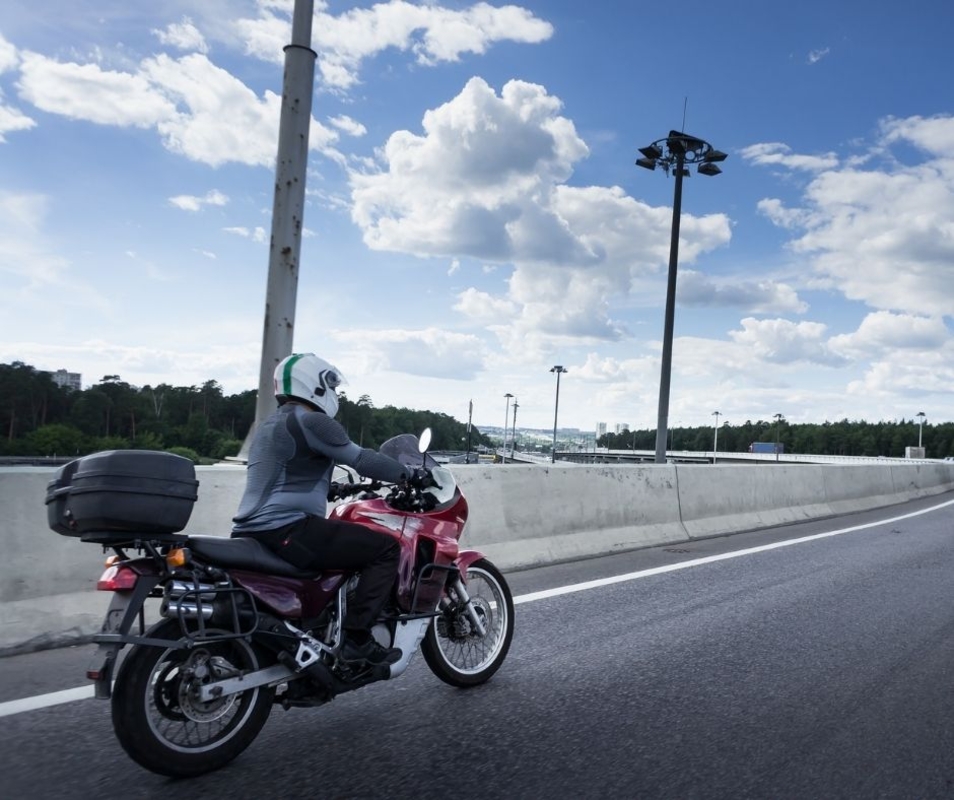 Moura lista erros na manutenção da bateria para motos