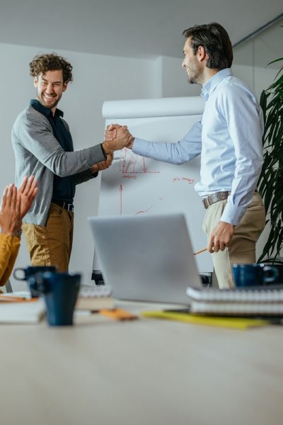 Feedback ao líder fortalece confiança e relações no trabalho