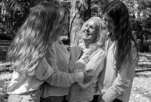 Praça em SP recebe exposição sobre vida urbana em família