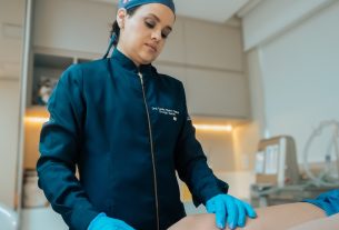 Mulheres 40+ têm alternativa moderna à cirurgia de varizes