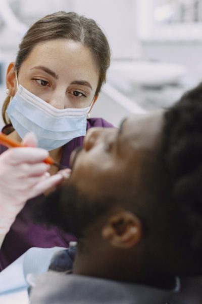 Saúde odontológica atrai brasileiros para clínicas europeias