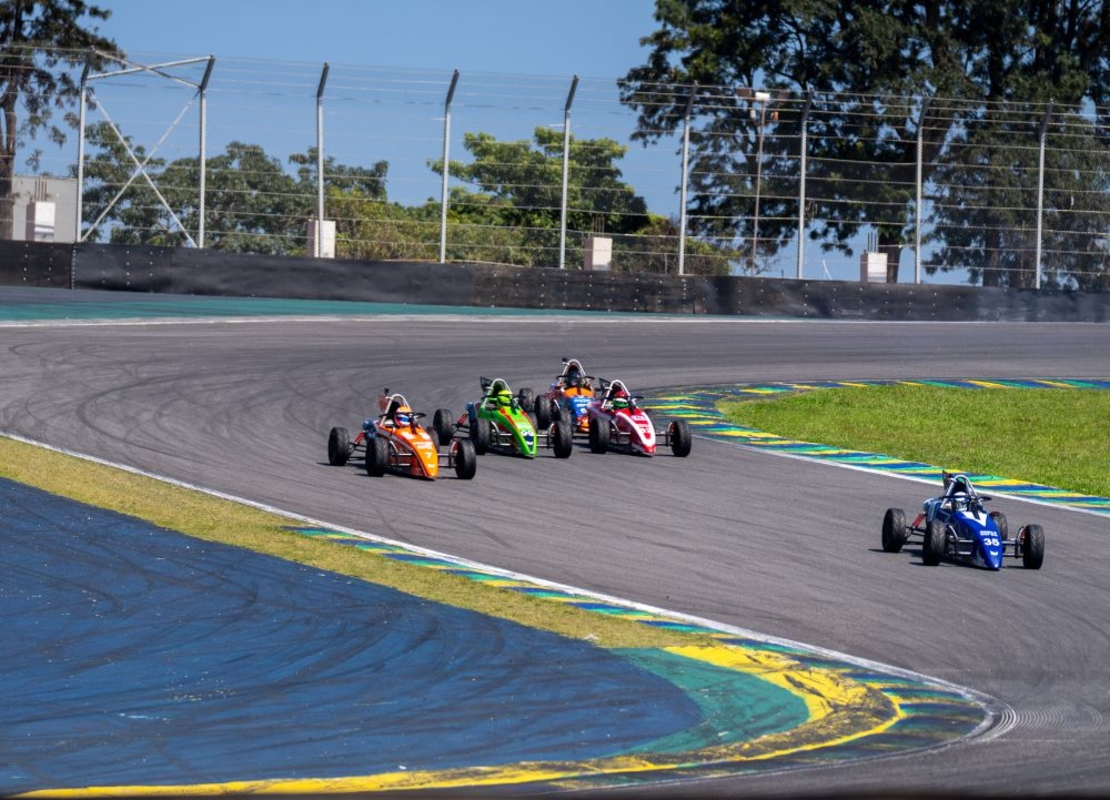 Busca por desafio e adrenalina impulsiona o automobilismo