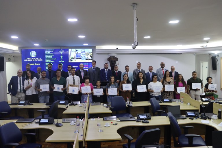 Câmara de Cachoeiro premia educadores e servidores em solenidade