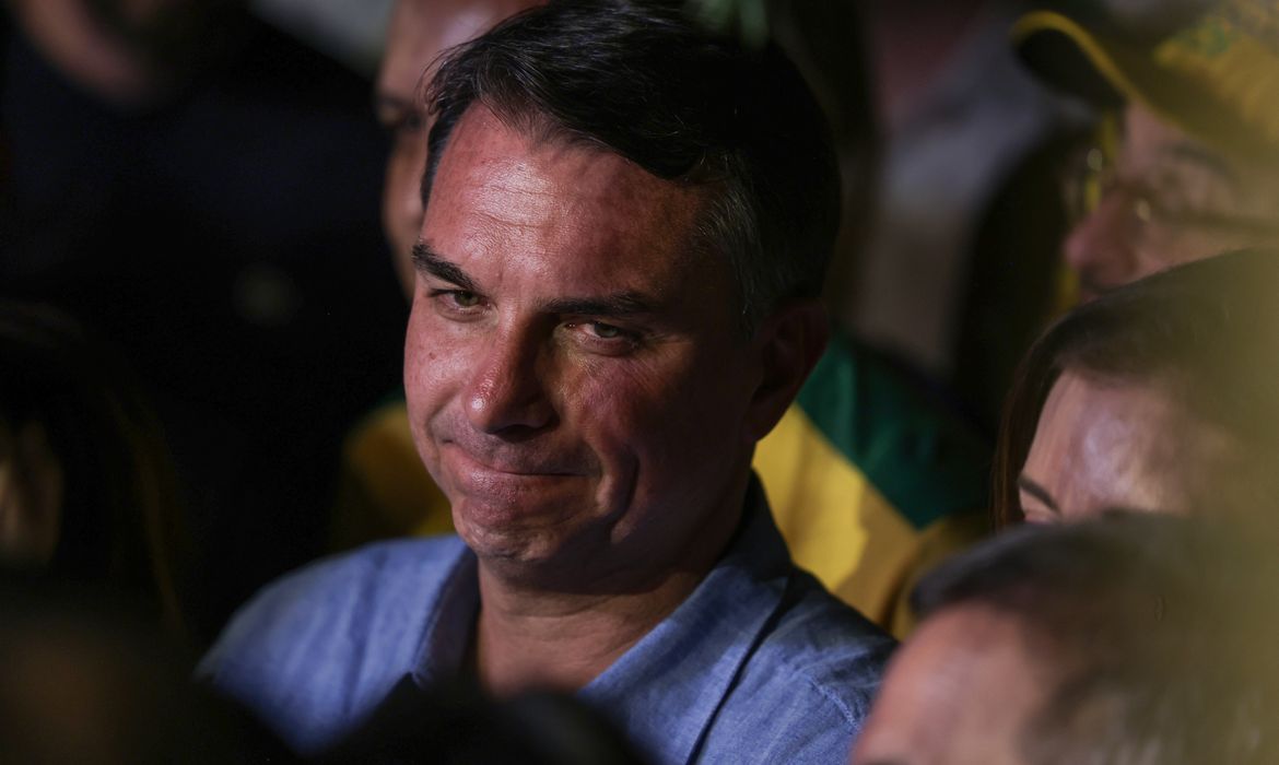 Carta golpista e fuga aprofundam isolamento político de Flávio Bolsonaro após o pleito