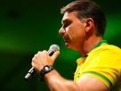 Flávio Bolsonaro declara liderança da oposição a partir dos EUA