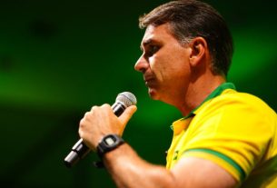 Flávio Bolsonaro declara liderança da oposição a partir dos EUA